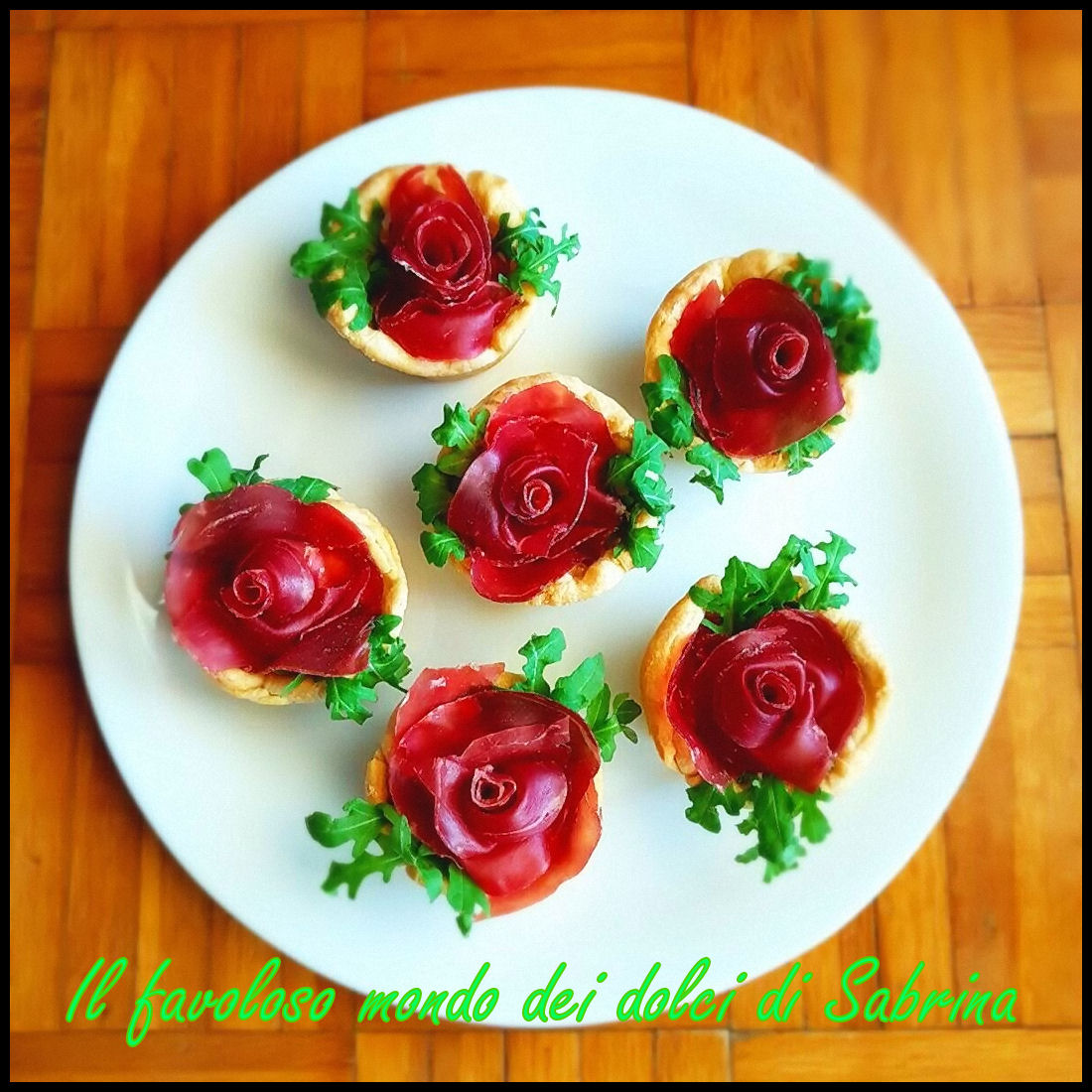 Cestini pasta sfoglia con caprino, rucola e bresaola