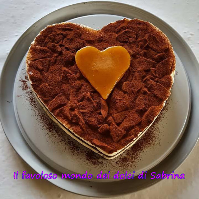 Dolce cuore di mascarpone, cioccolato e pere caramellate