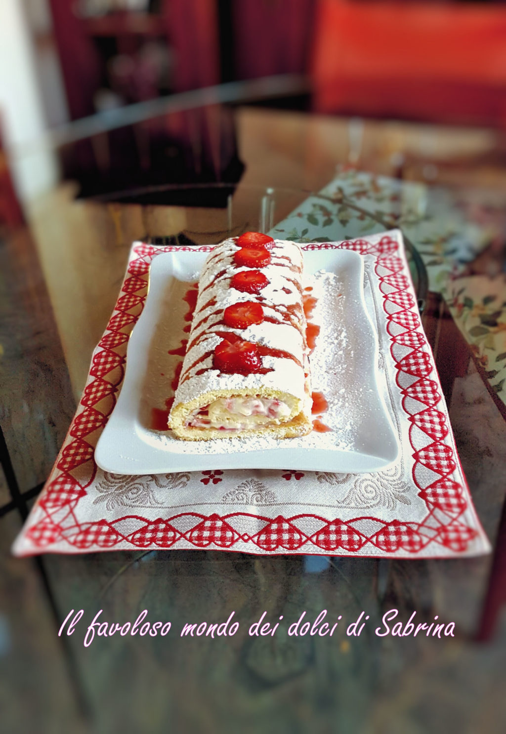 Rotolo farcito con fragole e crema chantilly all'italiana